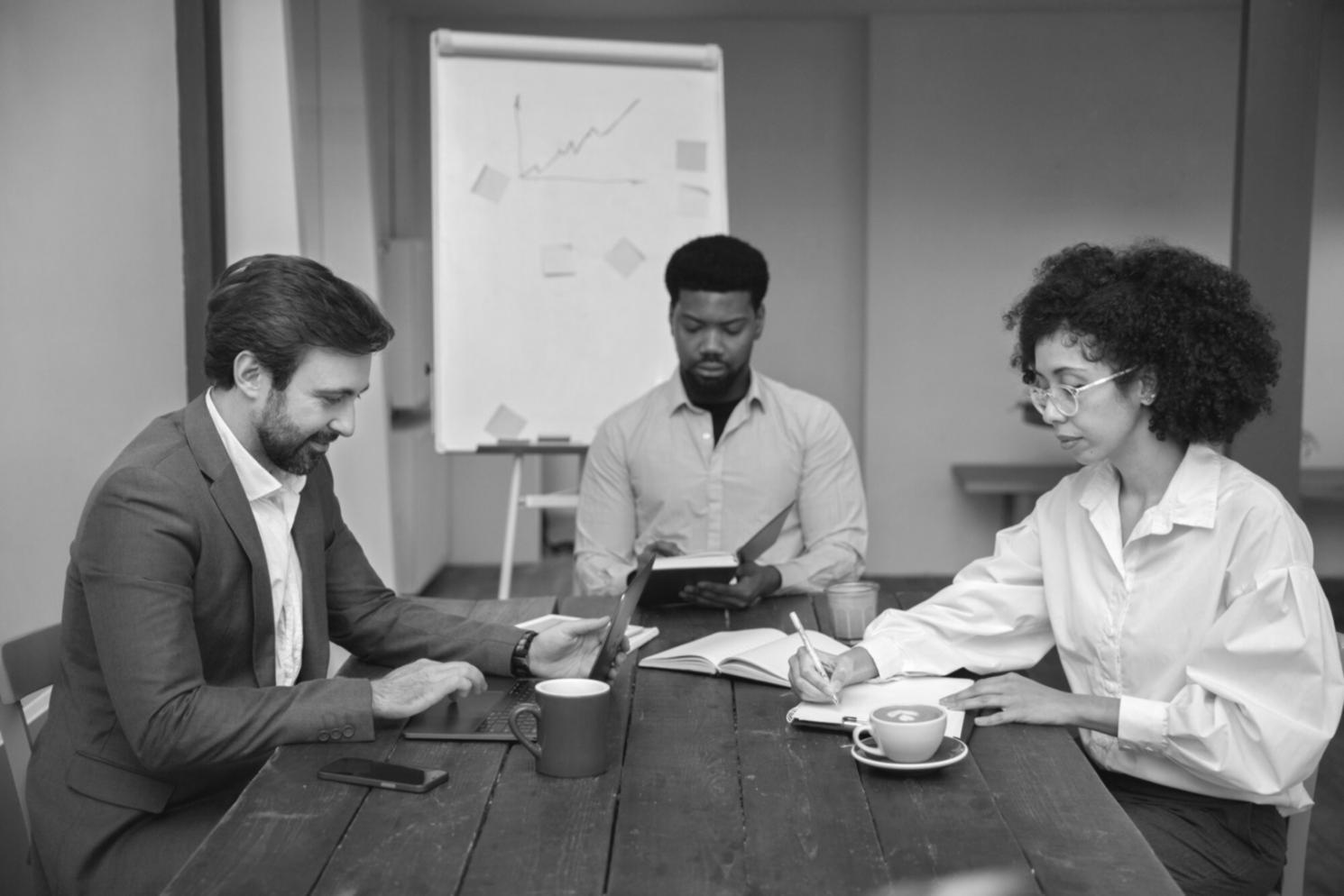 Equipo de analistas trabajando con datos financieros